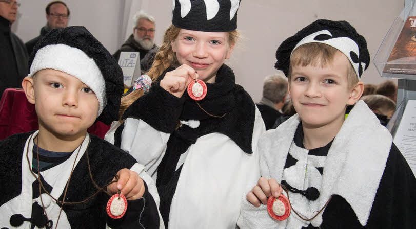 Als Nachwuchsstifter mit von der Partie: die Uta-Schüler Pepe Beyer (v.l.), Lilly Schumann und Constantin Runge mit selbst gefertigten Uta-Amuletten aus Ton.