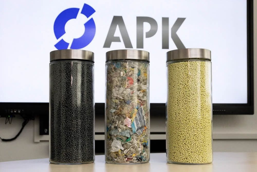 Das Leben von Verpackungsmüll (Mitte): Er endet bei APK entweder als graues Granulat (l. , Recycling) oder wird zum sortenreinen Granulat mit Neuwertcharakter (Newcycling).