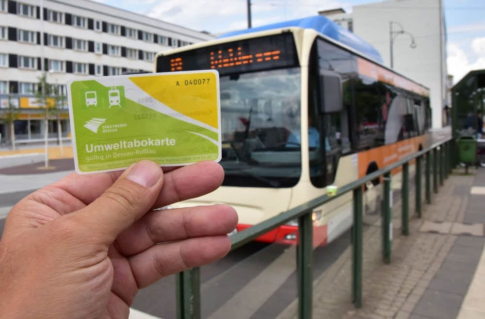 Mit der Umweltabokarte fährt man in Dessau-Roßlau für 70 Cent pro Tag mit dem ÖPNV.