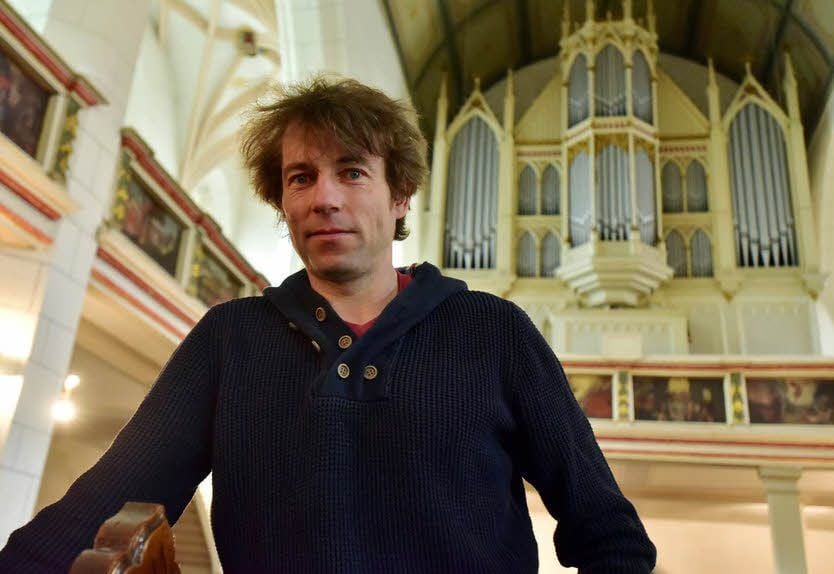 Kantor Thomas Piontek vor der mehr als 150 Jahre alten Ladegastorgel in der Weißenfelser Marienkirche