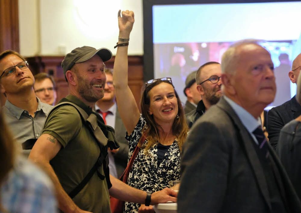 Die Fraktionschefin der Grünen, Inés Brock, freut sich im Stadthaus über den Wahlerfolg ihrer Partei.