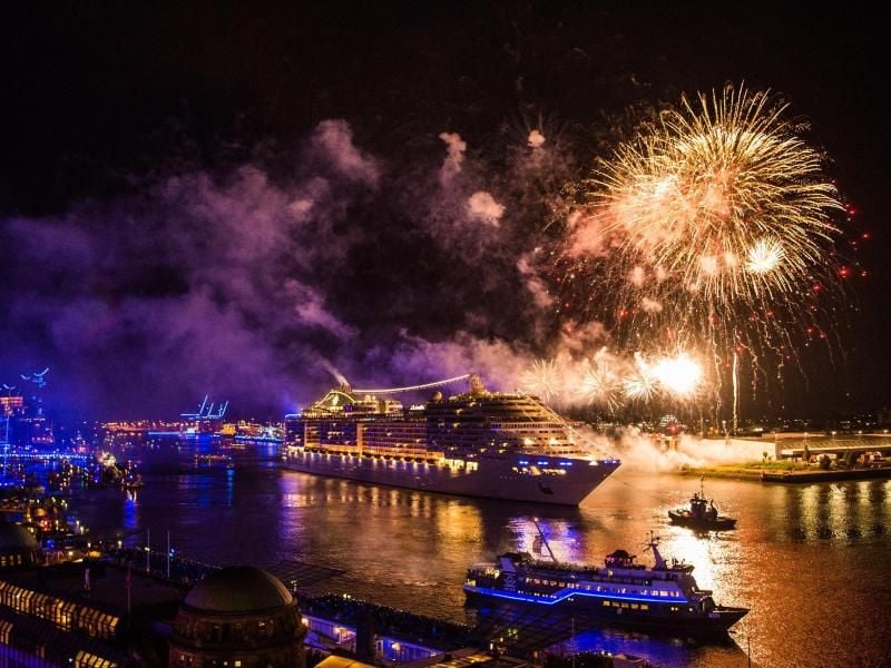 Feuerwerk über einem Kreuzfahrtschiff im Rahmen der „Cruise Days”. Foto: Christophe Gateau