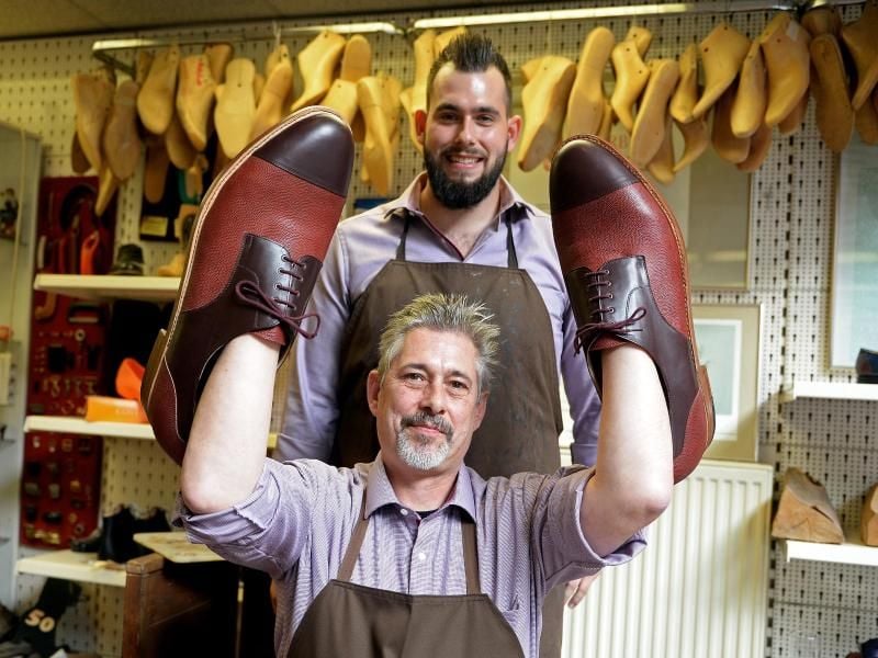 Vater und Sohn präsentieren ein Paar Schuhe der Größe 75. Foto: Susann Prautsch