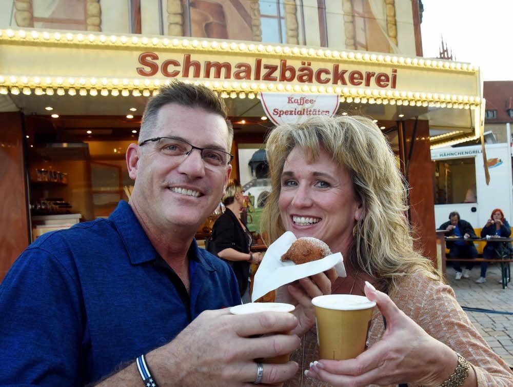 Besuch aus der Partnerstadt Prescott: Bürgermeister Greg Mengarelli und seine Frau Sheila sind aus den USA nach Zeitz gereist. Freitagabend gab’s für sie unter anderem Quarkbällchen.