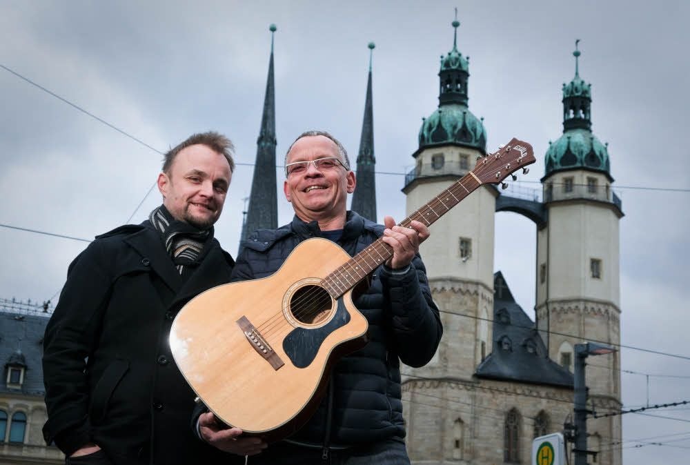 Holger Klöden (l.) und Frank Schlüter sind zwei von vier „Viertelpoet“-Musikern. Von der typischen Halle-Kulisse lassen sie sich gern für ihr Lied inspirieren.