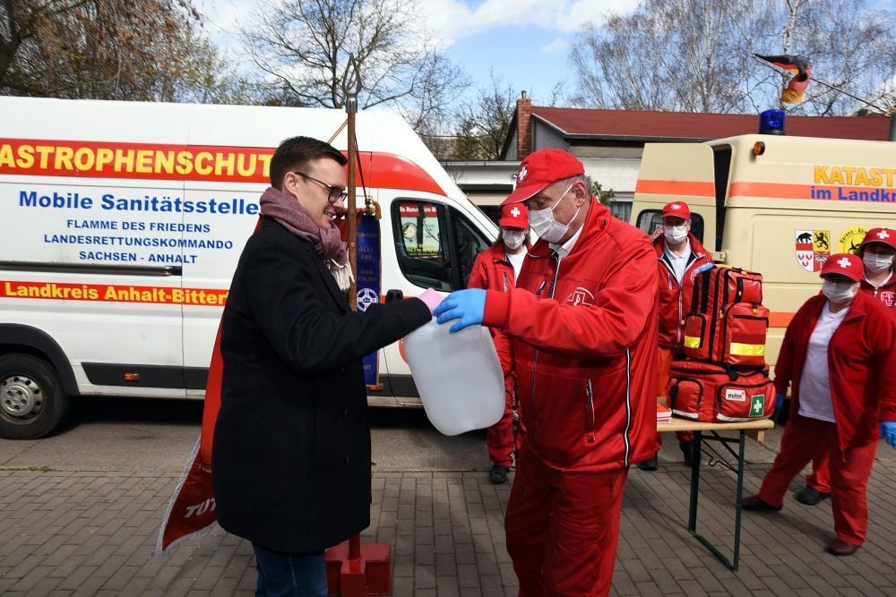 Zörbigs Bürgermeister Matthias Egert (li.) überreichte Raymond Schulz und seinem Team die Spende von Verbio.