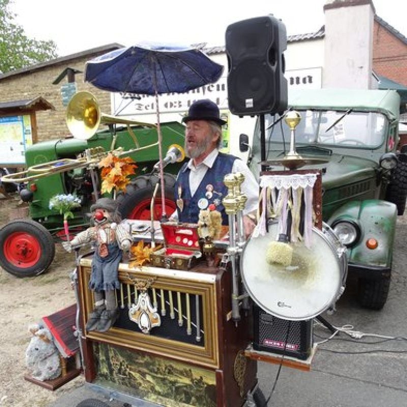 Besang Moritaten wie anno dunnemals: Straßenmusikant Peter Heilemann aus Jessen