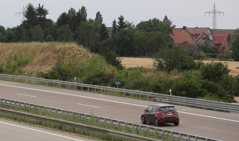 Dieser kleine Erdwall aus den 90er Jahren bringt an der Autobahn 9 keine wirkliche Lärmentlastung für die Einwohner von Borau.