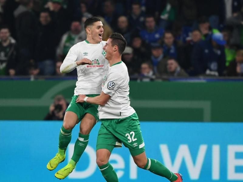 Torschütze Milot Rashica und Marco Friedl (r) von Bremen bejubeln das 0:1 gegen Schalke. Foto: Ina Fassbender