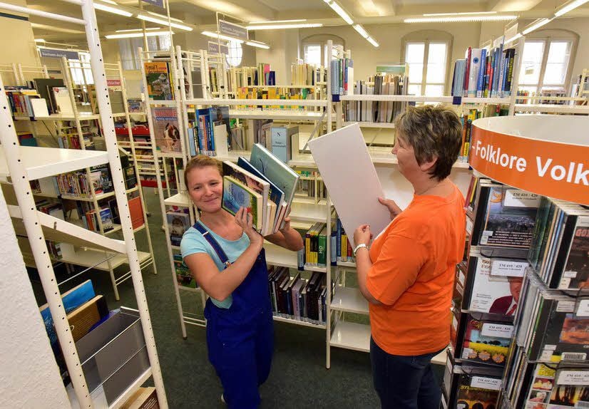 Eng ging es bisher in der Bibliothek zu. Leiterin Stefanie Maiwald (links) und Annett Lützkendorf haben den Bestand neu sortiert.