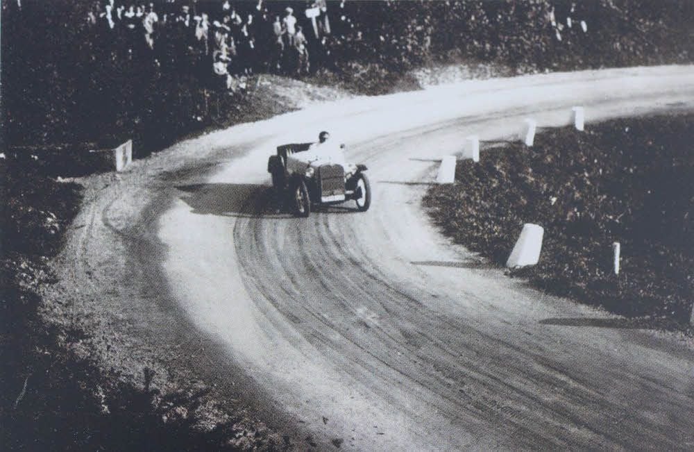 Der weiße BMW DA3 von Hugo Laue im Renneinsatz. Heute ist der Oldtimer der ganze Stolz von Horst Laue, Hugos Sohn.