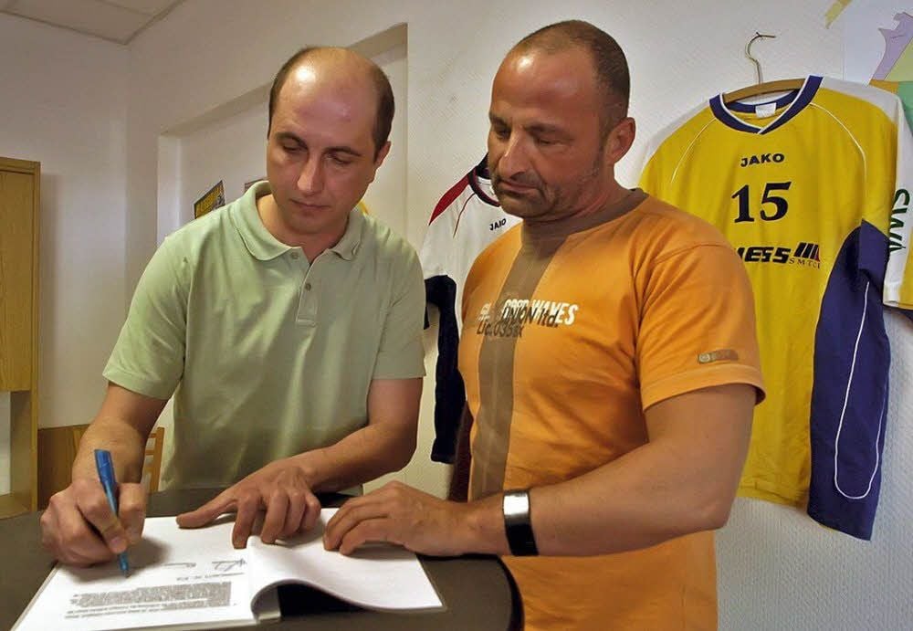 Im April 2007 unterzeichnete Dmitry Filippov (l., daneben der ehemalige Präsident Jürgen Arndt) seinen ersten Vertrag beim HCA.