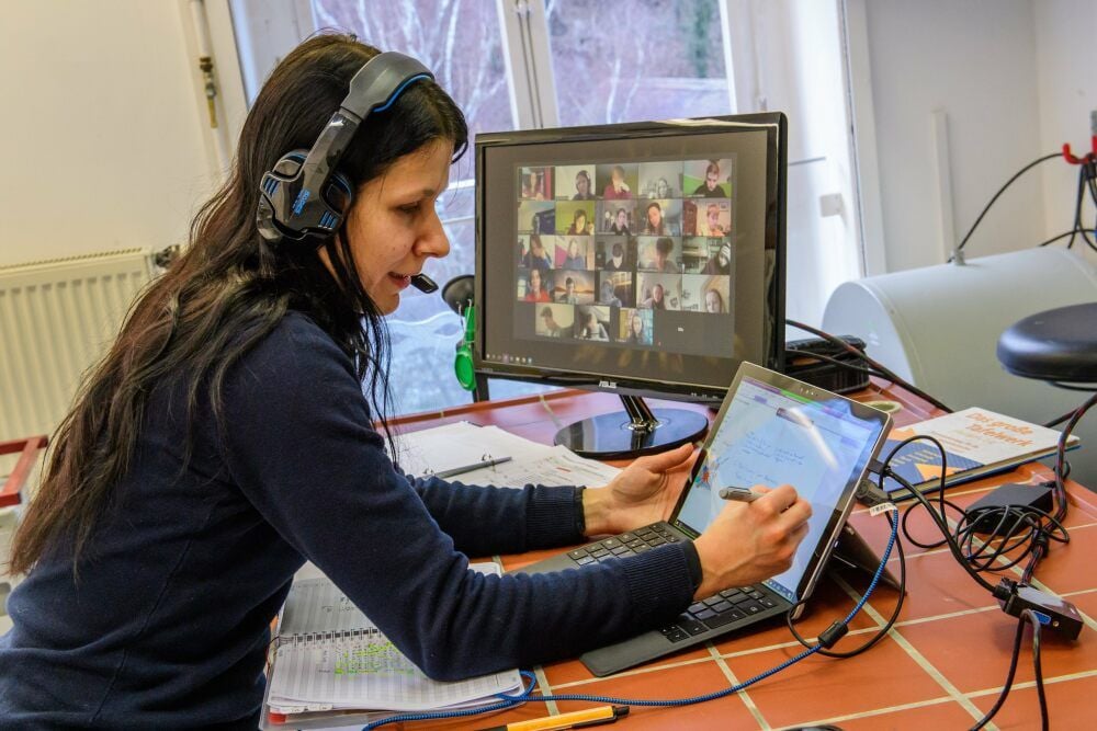 Landesschule-Lehrerin Juliane Härtling unterrichtet online, hier Chemie mit Schülern der Klasse 10M. Dank schnellem Internet geht das ohne Probleme.
