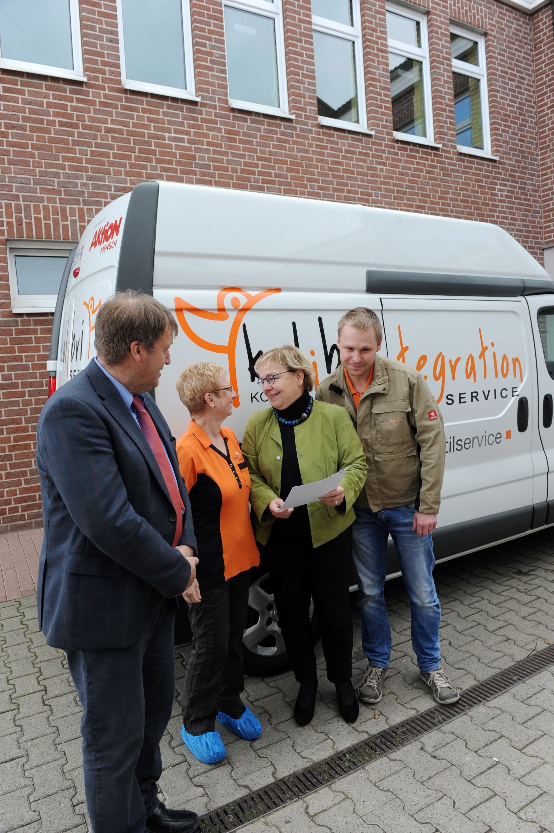 Staatssekretärin Beata Bröcker (2.v.r.) mit Wäscherei-Mitarbeiterin Rosel Dahle sowie Kolping-Geschäftsführer Markus Feußner (l.) und Mitarbeiter Jens Maciej.