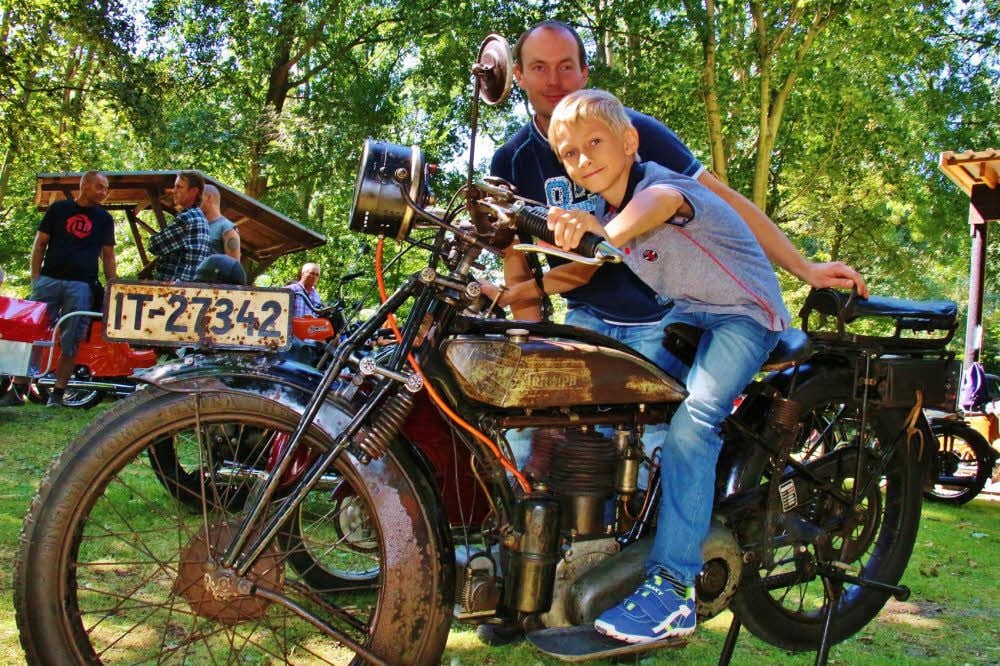 Der zehnjährige Motorradfan Hendrik fühlt sich auf dem Gefährt von Sven Schröter richtig wohl.