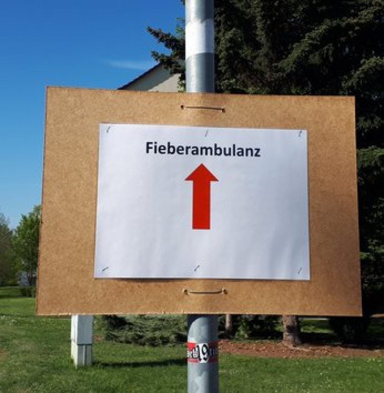 Fieberambulanz Sangerhausen: Der Wegweiser an der Karl-Liebknecht-Straße.