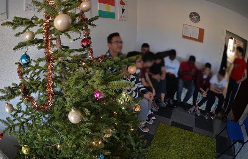 Den Weihnachtsbaum haben die Bewohner geschmückt.