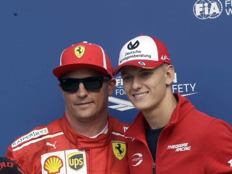Mick Schumacher (r) posiert auf der Rennstrecke von Monza nach dem Qualifying mit Ferrari-Pilot Kimi Räikkönen. Foto: Luca Bruno/AP