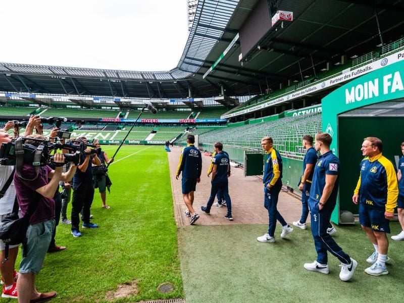 Die Spieler von Atlas Delmenhorst besichtigen das Bremer Weserstadion. Foto: Philipp Schulze