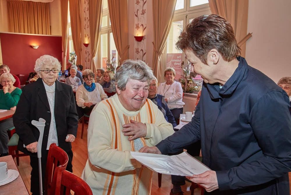 Landesvorsitzende Ellen Schultz (von rechts) ehrte die Bernburgerinnen Brigitte Kaschlaw und Christine Dockhorn, die schon seit 1991 dem Mieterverein angehören.