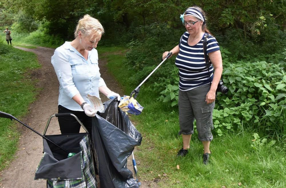 Katarina Kärger (li.) und Monika Pape nahmen Müllsack und Zange in die Hand.