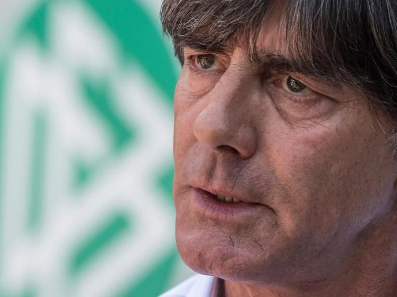 Joachim Löw wird in Frankfurt auf einem Gipfeltreffen seine Pläne und Maßnahmen nach dem WM-Desaster vorstellen. Foto: Boris Roessler