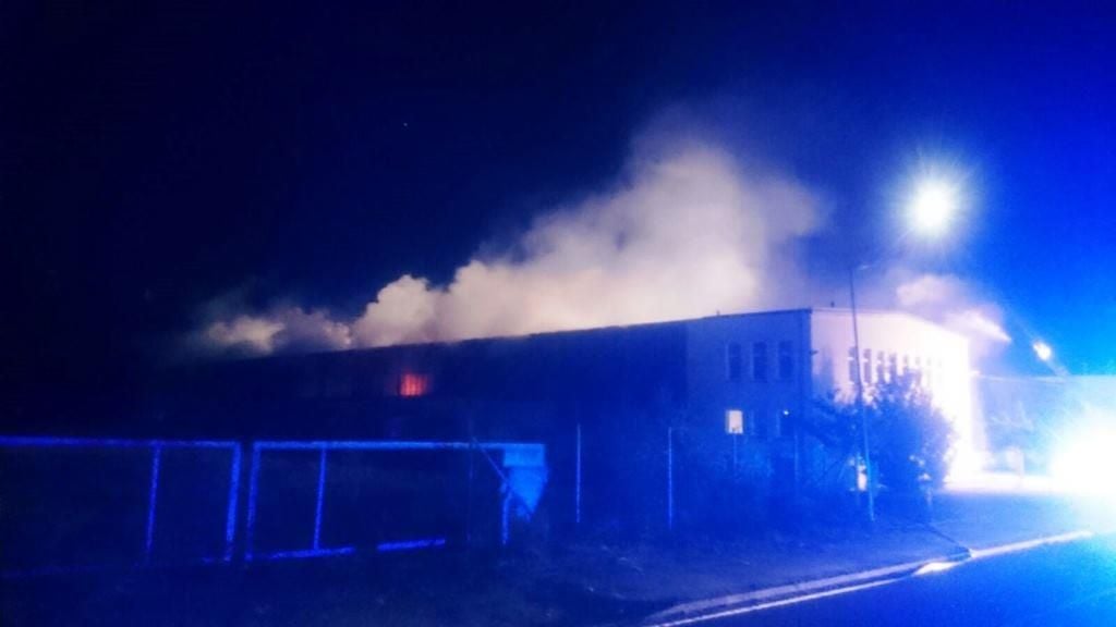 In Tangermünde geriet eine 1.400 Quadratmeter große Lagerhalle für Papier und Pappe in Brand. In der Lagerhalle wurden ca. 100 Tonnen Altpapier und Pappe gelagert.