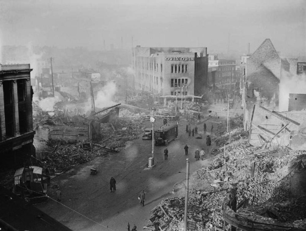 Die auch durch Brandbomben aus Bitterfeld nahezu vollständig zerstörte Innenstadt von Coventry (England)
