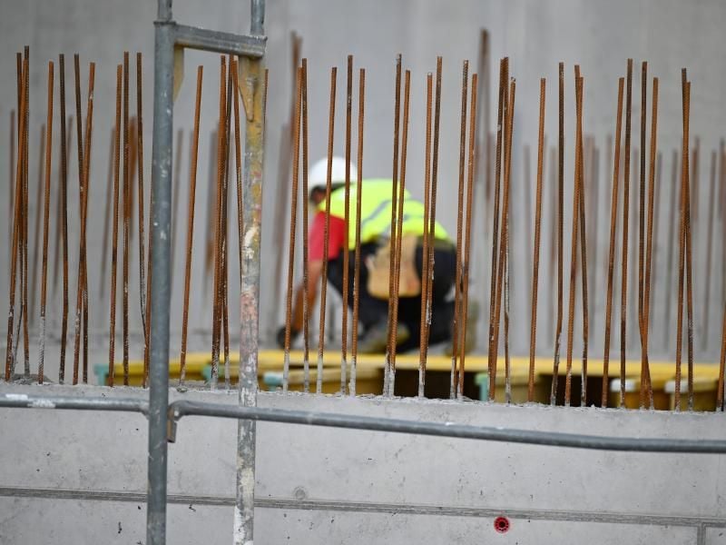 Ein Handwerker arbeitet auf einer Baustelle an Betonstahlträgern. Foto: Patrick Seeger/dpa