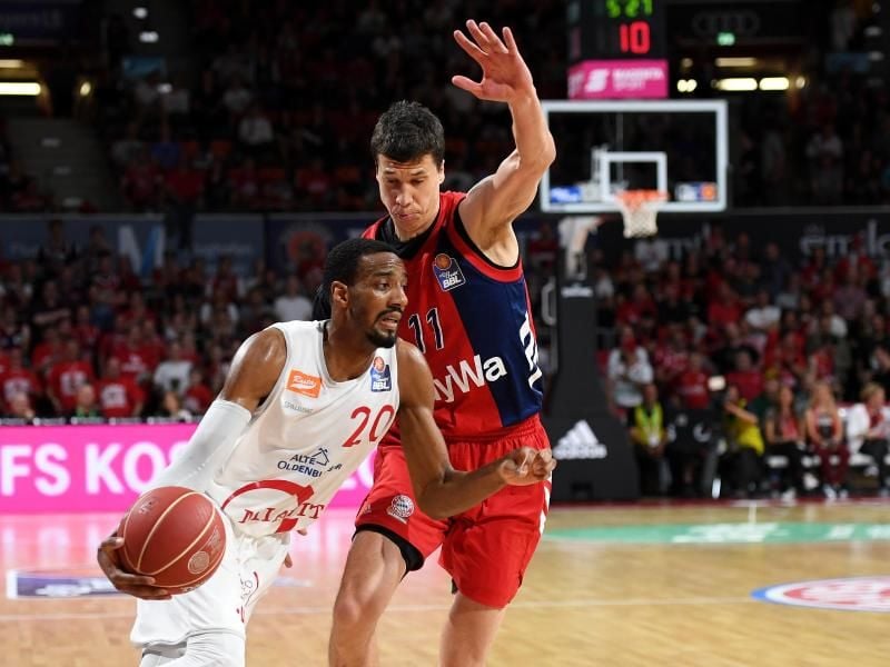 Bayerns Vladimir Lucic (r) verteidigt gegen Vechtas Austin Collins. Foto: Angelika Warmuth