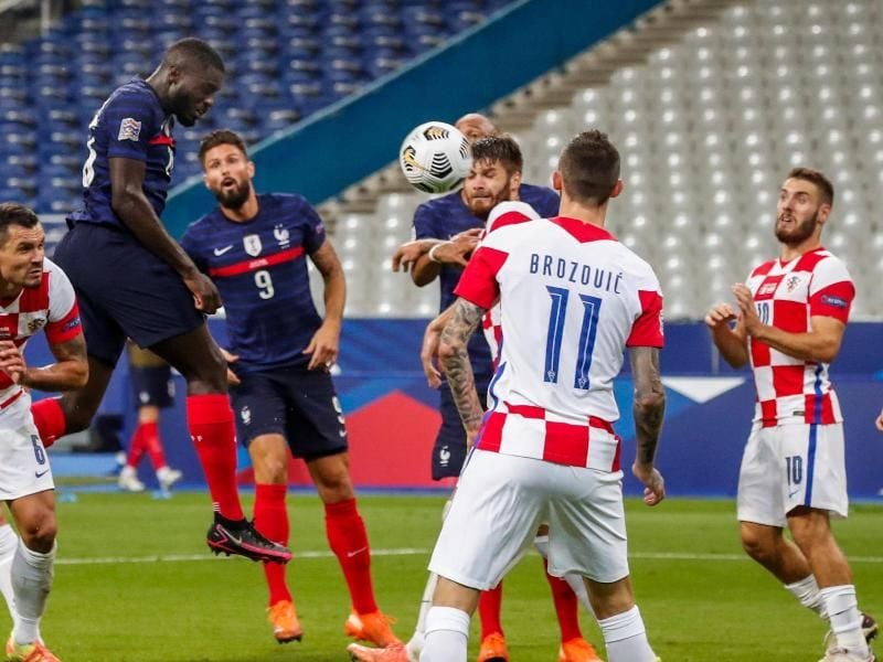 Frankreichs Dayot Upamecano (2.v.l.) köpft das 3:1 für seine Mannschaft. Foto: Francois Mori/AP/dpa