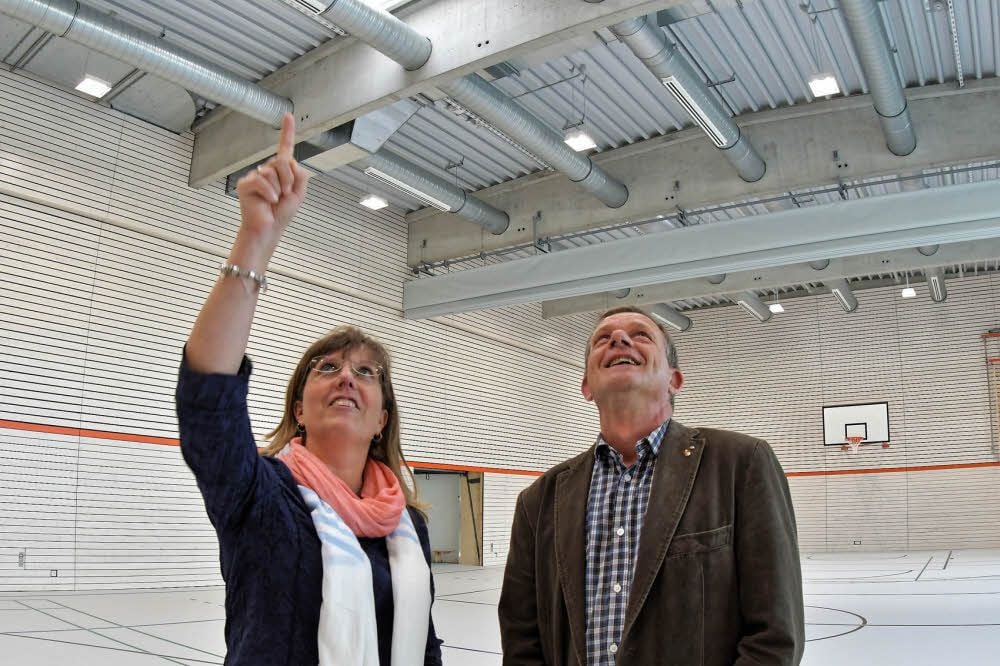Petra Stein und der technische Leiter Oliver Lenor begutachten die Halle.