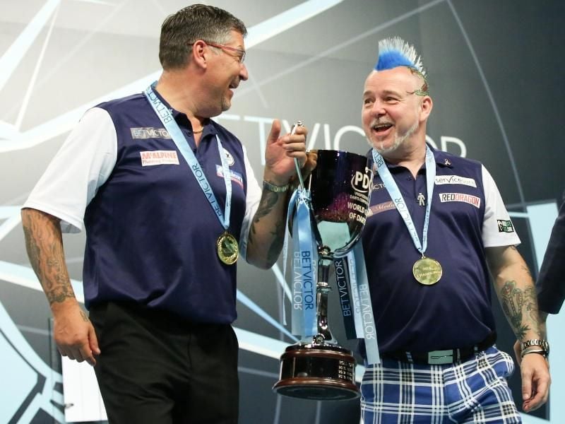 Verzichten auf einen Start bei der Darts-Team-WM: Gary Anderson (l) und Peter Wright. Foto: Bodo Marks/dpa