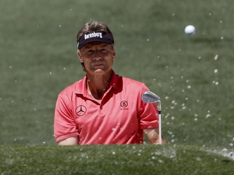 Bernhard Langer schlägt am 2. Loch aus einem Bunker. Foto: David Goldman/AP