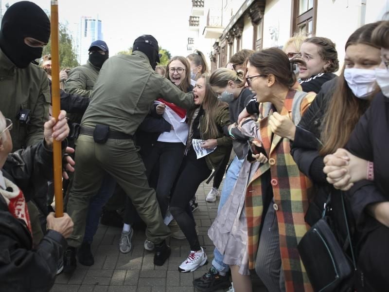Maskierte Polizisten verhaften Demonstrantinnen bei einer Kundgebung in Minsk. Foto: -/TUT.BY/AP/dpa