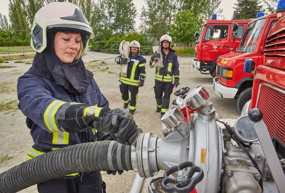 Linda Reichel (von links), Torsten Gerbeth und Martin Thiem von der Feuerwehr Nienburg freuen sich auf die sich bald verbessernden Einsatzbedingungen.