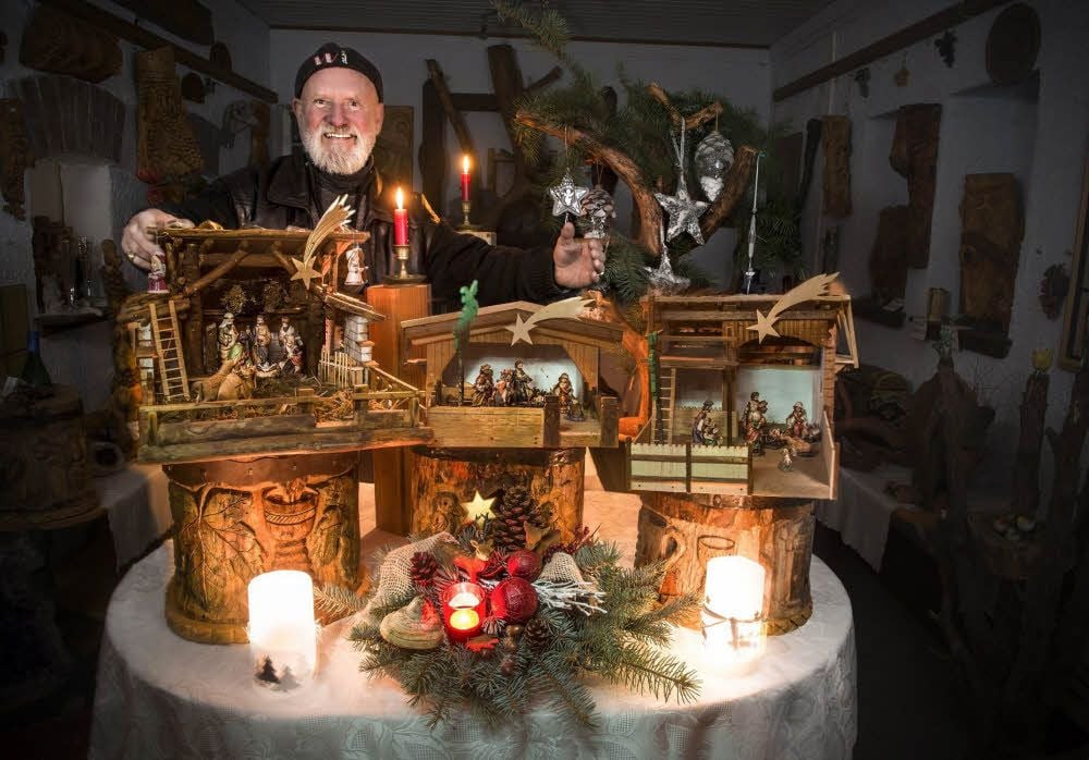 Am Heiligabend soll jede Familie ein Dach über dem Kopf haben. Damit das auch für die Figuren von Maria, Josef, dem Jesuskind und die Hirten gilt, baut Lutz Leitner in Klieken Weihnachtskrippen.