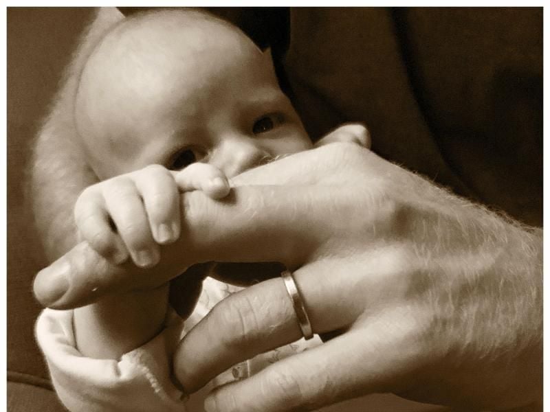 Prinz Harry und Meghan, Herzogin von Sussex, zeigen ihren sechs Wochen alten Sohn Archie Harrison anlässlich des Vatertags. Foto: The Duke/Instagram @SussexRoyal/AP