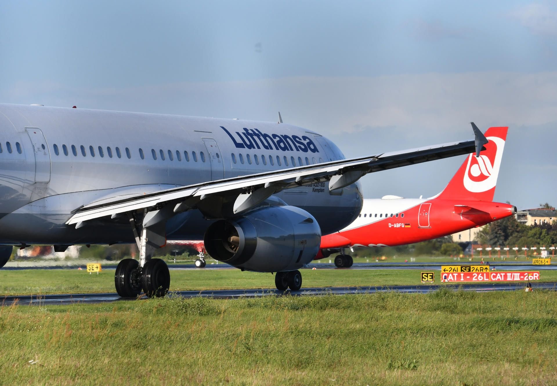 Maschinen von Air Berlin und Lufthansa am Flughafen Berlin Tegel.