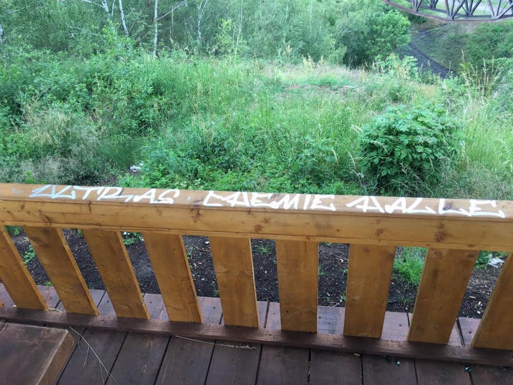 Erst im März war die Schutzhütte aufgestellt worden. Jetzt machten sich Unbekannte an dem neuen Ausflugsziel zu schaffen.