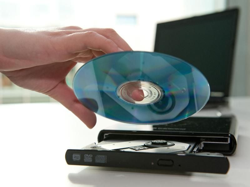 Wiederbeschreibbare CD- und DVD-Rohlinge helfen beim Sparen von Rohstoffen. Ausgediente Silberlinge sollte man besser nicht über den Hausmüll entsorgen. Foto: Andrea Warnecke/dpa-tmn