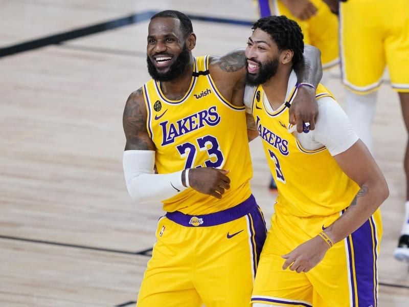 LeBron James (r) und Anthony Davis freuen sich über den Sieg der Lakers. Foto: Ashley Landis/Pool AP/dpa