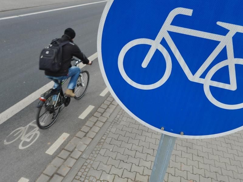Verkehrsschild „Radweg”. Foto: Arne Dedert/Archiv