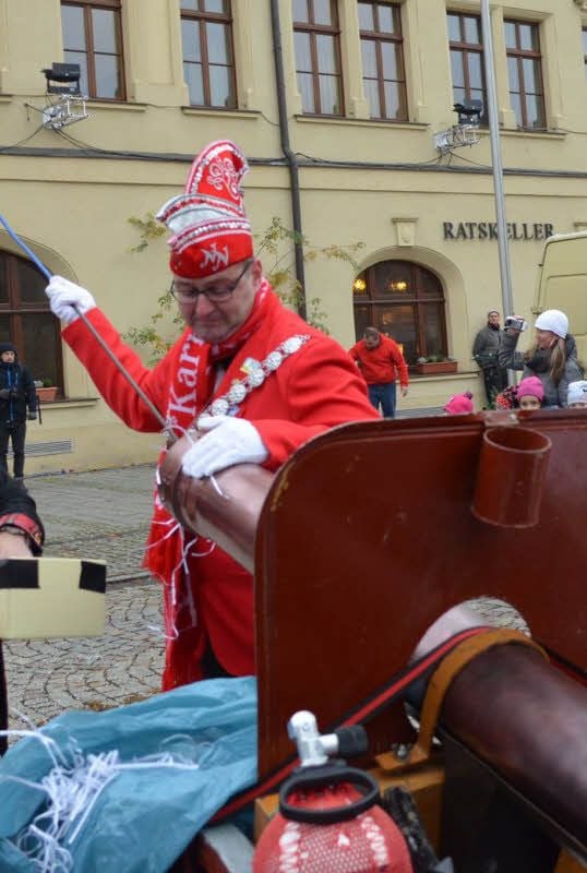 In Hettstedt stopft man die Konfetti-Kanone.