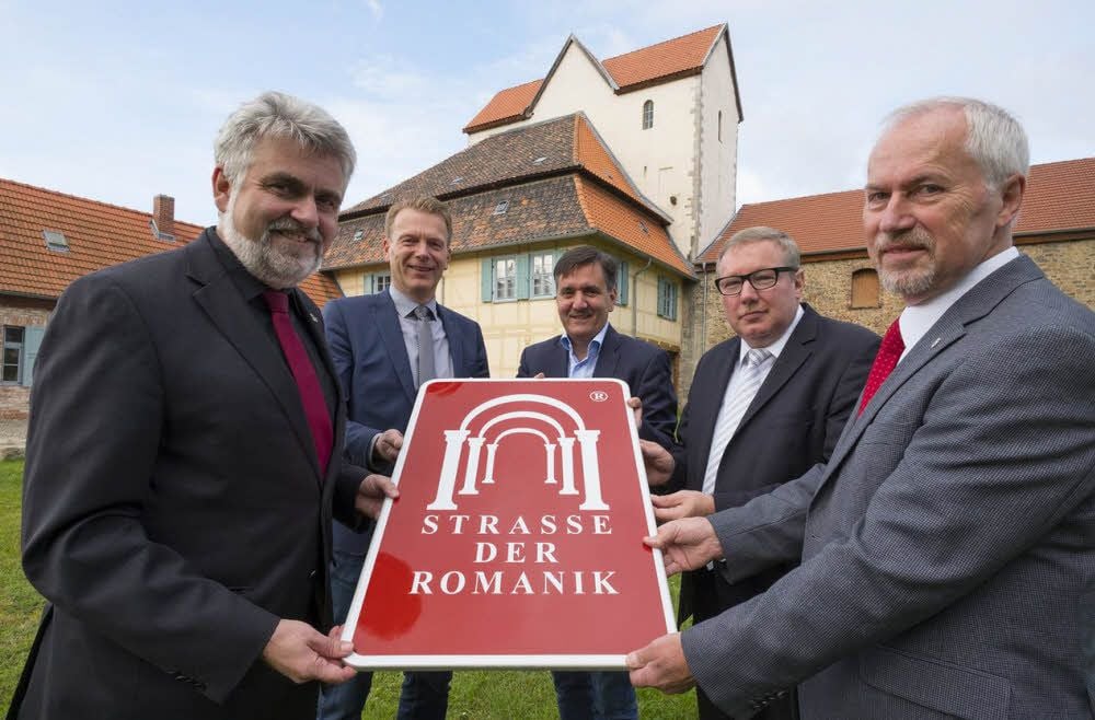 Das Schild ist übergeben: Wirtschaftsminister Armin Willingmann, Landtagsabgeordneter Ulrich Thomas, Bürgermeister Thomas Balcerowski, Landtagsabgeordneter Andreas Steppuhn und Heinz A. Behrens (v.l.).