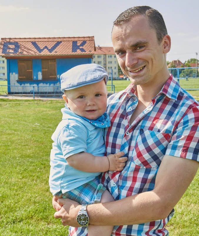 Sebastian Herrmann, der seinen Sohn Vincent auf dem Arm hält, will mit neuen Ideen den SV Blau-Weiß Könnern in die Zukunft führen.