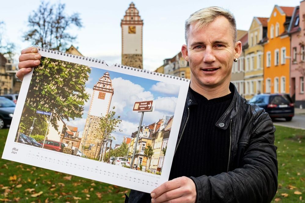 Stefan Julius mit seinem Kalender. Der Monat Mai zeigt eines seiner Lieblingsmotive, den Köthener Torturm.