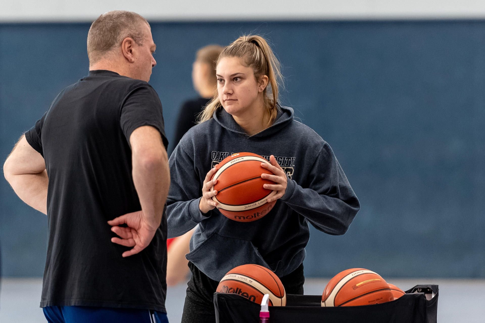 Lions-Trainer Peter Kortmann mit der neuen Center-Spielerin Olivia Nash.
