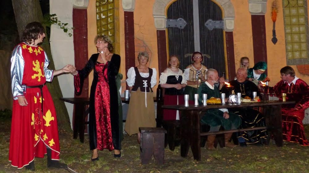 2017 setzte der Verein die bekannteste Sage um die Neuenburg in Szene: Hier lernt Landgraf Ludwig auf der Burg Nebra die schöne Adelheid kennen.
