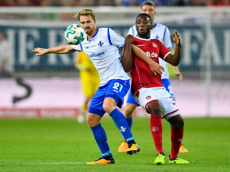 Kaiserslauterns Osayamen Osawe (r) und Darmstadts Immanuel Höhn kämpfen um den Ball. Foto: Uwe Anspach